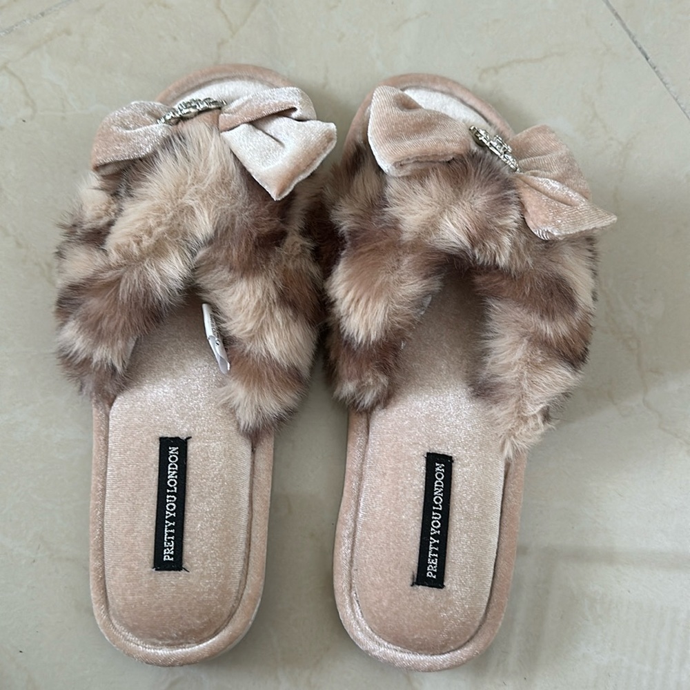 NWOT Pretty You London NEVER USED LUXURY faux fur leopard slippers. SIZE 6.5-7.5